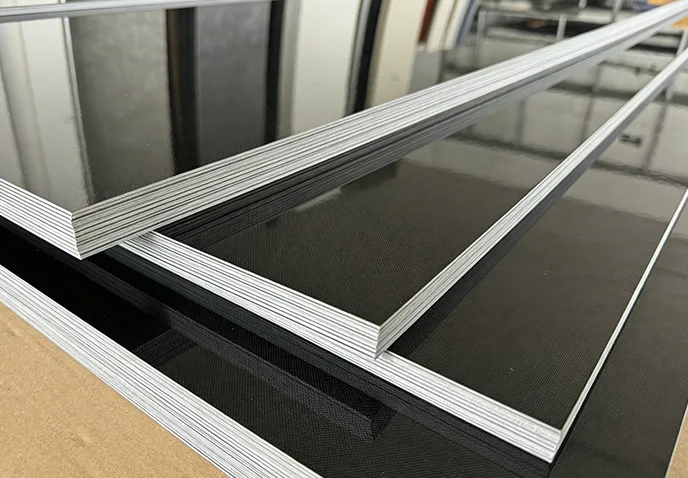 Cechy panelu ściennego z kryształu PET Mirror Carbon.